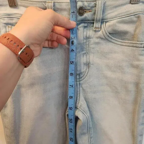 KanCan Women's Light Wash Skinny Jeans with Frayed Hem- 0/23 - Picture 6 of 9